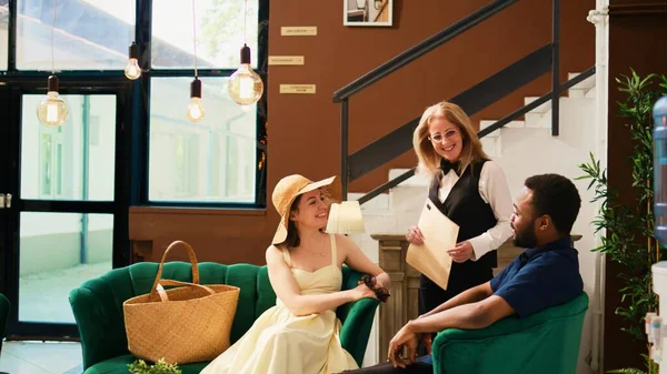 Hotel Employee Welcoming Couple Lounge Area Tourists Sitting Couch Arriving — Stock Photo, Image
