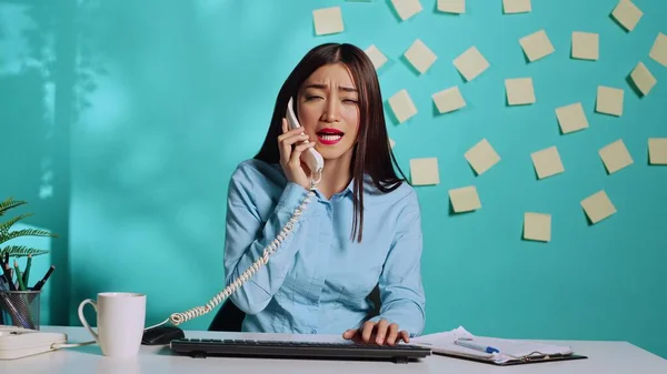 Stressed Overworked Office Clerk Doing Multiple Tasks While Online Video — Stock Photo, Image