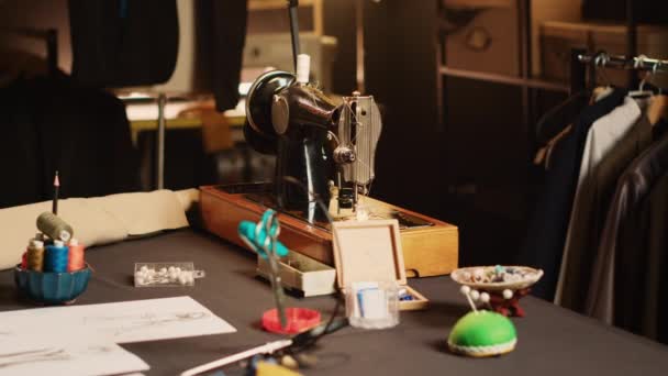 Máquina Costura Industrial Agulhas Atelier Moda Artesanato Luxo Com Ferramentas — Vídeo de Stock