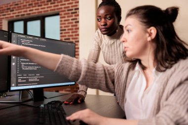 Html betiğiyle terminal penceresinde çalışan çeşitli kodlayıcılar, bilgisayarda sunucu kodu yazanlar, büyük veri odasındaki masada oturanlar. Sistem mühendisleri kullanıcı arayüzünü geliştirme ajansında programlıyorlar..