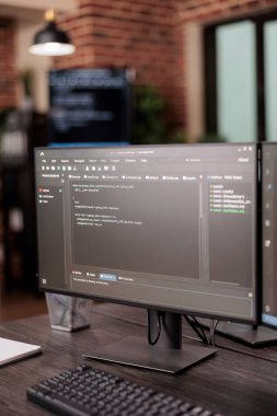 Bilgisayar monitörleri boş şirket ofisinde kaynak kodu gösteriyor. Güvenlik sistemi arka planda veri algoritmaları derliyor. Yapay zeka sunucuları programlama odasında bulut hesaplama