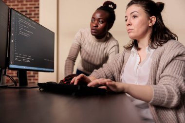 Teknoloji mühendislerinden oluşan çeşitli bir ekip geliştirme ajansında programlanmaktan bahsediyor. Afrikalı Amerikalı programcı yazılım geliştiricisiyle uygulama dili derliyor, çevrimiçi sunucu algoritmaları geliştiriyor.