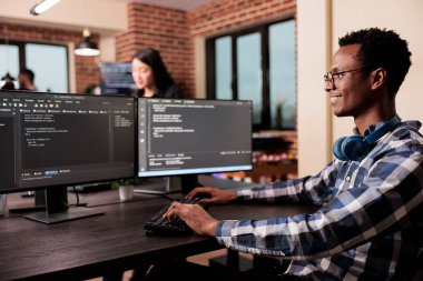 Ajans ofisinde algoritma oluşturmak için çevrimiçi sistemle yeni kullanıcı arayüzü üzerinde çalışan yazılım geliştirici. Bilgisayar üzerinde html kod algoritması programlayan sistem mühendisi, kopuk veri daktilo ediyor