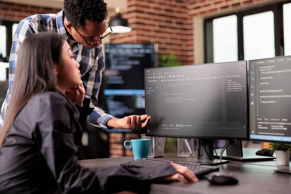Html Kodunu Tartışan Çeşitli Programcılar Başlangıç Ofisinde Birden Fazla Ekranın — Stok fotoğraf