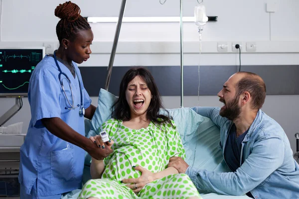 Kvinna Med Graviditetssmärta Får Medicinsk Hjälp Från Afrikansk Amerikansk Sjuksköterska — Stockfoto
