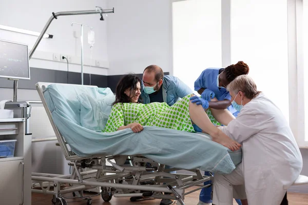 Budoucí Matka Rodí Dítě Nemocnici Křičí Tlačí Během Císařské Operace — Stock fotografie