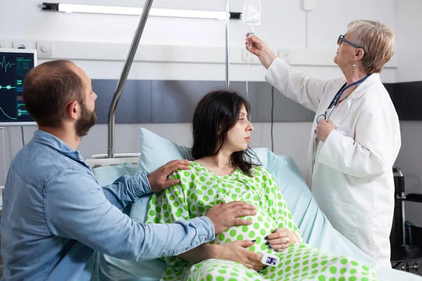 Kıdemli Doktor Serum Torbasını Kontrol Ediyor Hastane Koğuşundaki Hamile Kadına — Stok fotoğraf