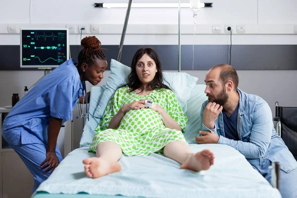 Mujer Embarazada Hablando Con Enfermera Ginecóloga Durante Consulta Chequeo Sala —  Fotos de Stock