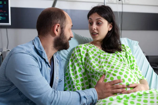 Hamile Kadın Yatakta Uzanıyor Kocası Tarafından Teselli Ediliyor Doğum Kliniğinde — Stok fotoğraf