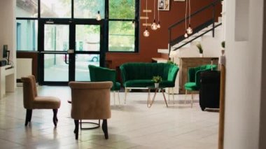 Modern salon alanı ve otel lobisinin girişindeki resepsiyon zarif modern mobilyalar, iç dekorasyon. Lüks dekorasyonla dekore edilmiş boş bir tropikal otel resepsiyonu..