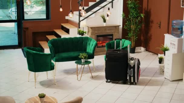 豪華なソファとモダンな家具 スタイリッシュなインテリアデザインの空の熱帯リゾートラウンジエリア 植物や大理石の床とホテルのフロントデスクの豪華なスペース 上品な入り口 — ストック動画