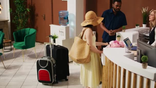 员工团队为客人 接待员和行李员提供豪华的服务 确保过程中容易检查 与员工一起在前台登记的游客 以及在房间搬运行李的行李的行李员 — 图库视频影像