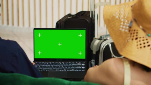 Пара Использует Зеленый Экран Ноутбуке Глядя Изолированный Дисплей Гостиной Отеля — стоковое видео