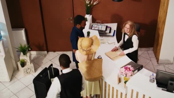 Vielfältiges Paar Beim Check Mit Rezeptionistin Hotelconcierge Begrüßt Touristen Die — Stockvideo