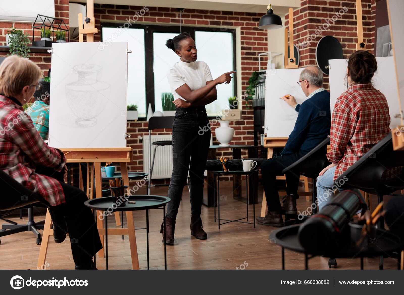 의성인 학생들 수업에서 그림그리는 배우고 아프리카 미국인 교사가 초보자들을 기법을 — 스톡 사진 © DragosCondreaW  #660638082, image size:1600x1167