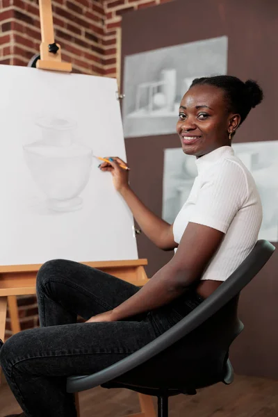 아프리카 미국인 밀레니엄 여학생은 학교에서 공부하면서 그림그리는 즐기고 있습니다 작업장에서 — 스톡 사진