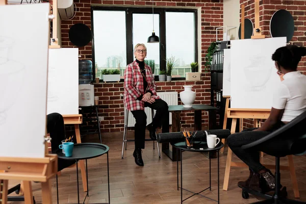 Mujer Mayor Artista Enseñando Grupo Personas Cómo Dibujar Sentado Silla — Foto de Stock