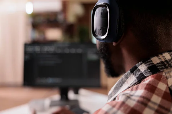 Nahaufnahme Eines Freiberuflichen Programmierers Mit Drahtlosen Kopfhörern Der Musik Hört — Stockfoto