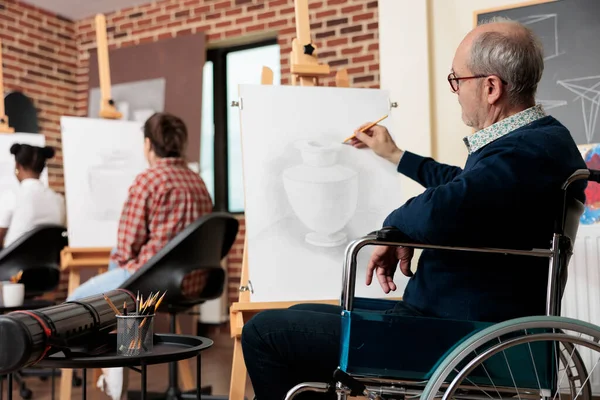 身体障害のための芸術療法 キャンバス上のシニア男性車椅子ユーザー描画 創造的な治療グループクラスに出席障害者 移動が制限される方への活動 — ストック写真