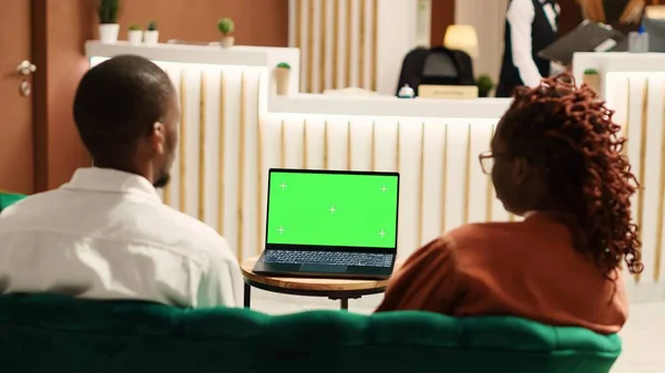 Mutlu Şirket Çalışanları Seyahatinde Laptoptaki Krom Anahtar Yeşil Ekran Modeli — Stok fotoğraf