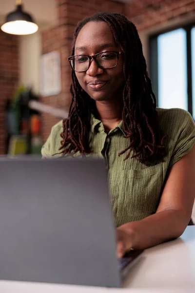 Empresario Afroamericano Enfocado Que Trabaja Desde Casa Escribiendo Mirando Pantalla — Foto de Stock