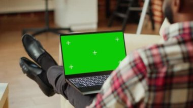 Ekiple video görüşmesinde uzman yönetici, kroma tuşuna bakıyor, dizüstü bilgisayarın yeşil ekranını taklit ediyor. Uzaktan çalışan bir telgraf işçisi. İnternetten iş arkadaşlarıyla konuşuyor. Kapatın.