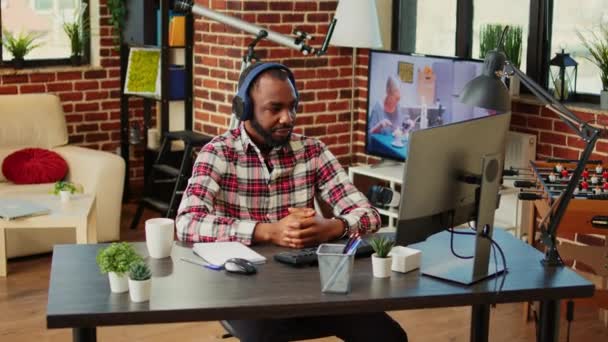 Relaxált Afro Amerikai Férfi Show Sugároz Számítógépen Fejhallgatóval Mosolygós Marad — Stock videók