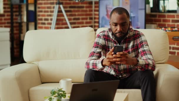 Annoyed African American Man Impatiently Texting Always Late Friend Supposed — Stock Video