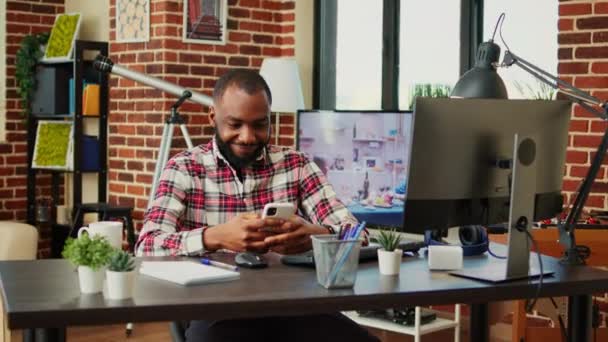 Pihentetett Afro Amerikai Férfi Görgetett Telefonján Szórakoztatta Közösségi Média Aktivitása — Stock videók