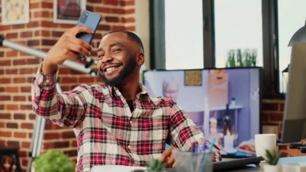 Alegre Alegre Hombre Afroamericano Tomando Selfie Mientras Sonríe Muestra Cartel — Vídeo de stock