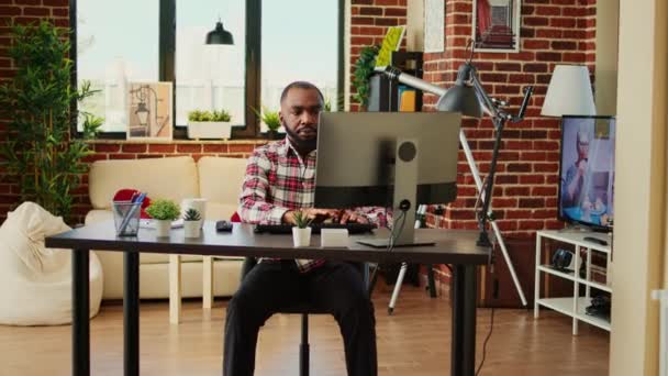 아프리카 미국인 직원은 원격으로 일하고 컴퓨터로 데이터를 입력하고 끝내는 행복하게 — 비디오