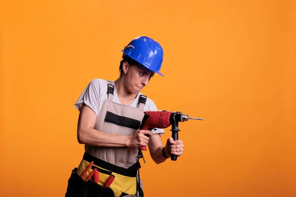 Vrouwelijke Industriële Ingenieur Met Boorpistool Nieuwe Interieur Renovatie Project Met — Stockfoto