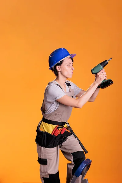 Travailleur Construction Femme Sur Mur Forage Échelle Avec Perceuse Sans — Photo