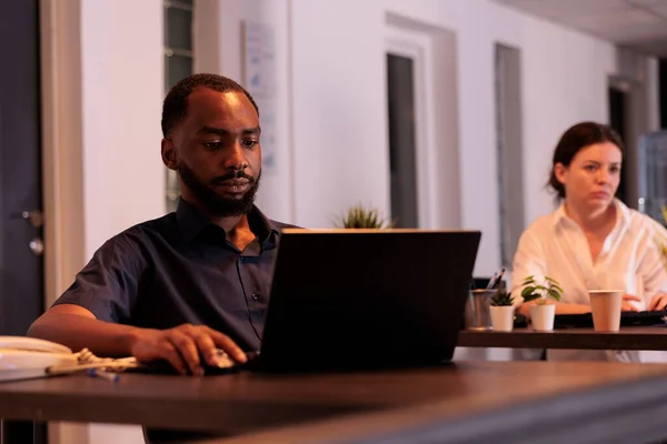 직장에서 노트북으로 일하는 직장에서 사무실 책상에 일하는 아프리카 미국인 남자가 — 스톡 사진