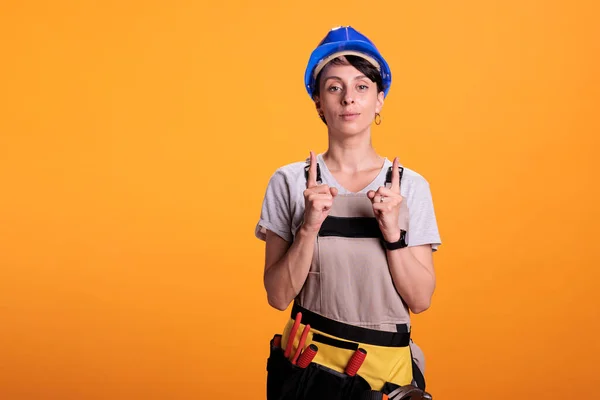 Porträt Einer Bauarbeiterin Die Mit Zeigefingern Nach Oben Zeigt Oben — Stockfoto