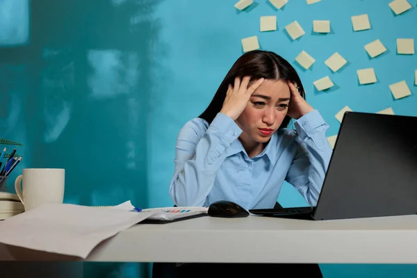 Стрессовая Женщина Офисе Пытается Уложиться Сроки Сдачи Проекта Уставшая Сфокусированная — стоковое фото