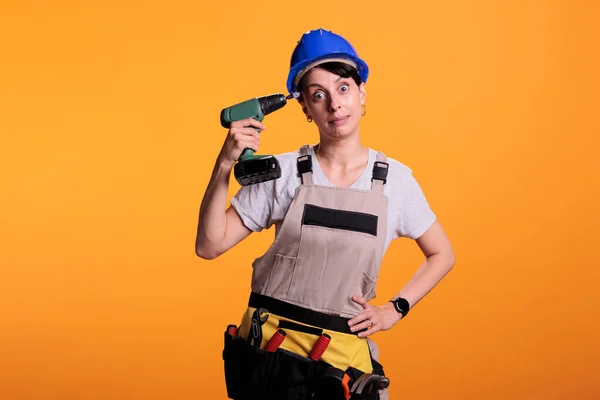 Femme Constructeur Casque Dur Tient Perceuse Électrique Contre Tête Devenant — Photo