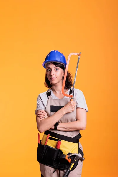 Vrouw Professionele Timmerman Met Behulp Van Zaag Werken Aan Renovatie — Stockfoto