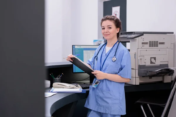 Bělošská Zdravotní Sestra Která Prohlíží Lékařské Dokumenty Při Práci Nemocniční — Stock fotografie