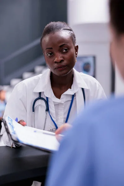 Ιατρός Ιατρός Ιατρική Γνωμάτευση Συμβουλεύεται Λευκή Νοσοκόμα Για Την Υπόθεση — Φωτογραφία Αρχείου
