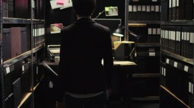 Dedektifler ipuçlarıyla uğraşıyorlar. Önemli davalarla ilgili yeni detaylar bulmaya çalışıyorlar. Polis memuru kanıt ve suçlayıcı kanıtlarla dolu tahtaya bakıyor..