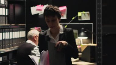 Suçluyu bulmak için kanıt ve ipuçları toplayan bir ekip. Kamera kayıtlarında profil kimliğini arıyorlar. Kanun adamları gizli imzalı belgeleri kontrol ederler. El kamerasıyla..