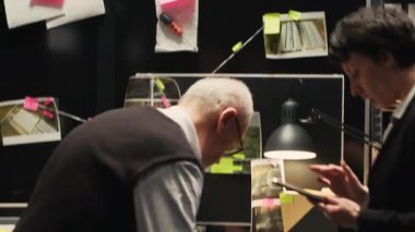Polis uzmanları olay odasında yeni bir suç gizemi için ipuçları topluyorlar. Dedektif, organize suç davasını çözmek ve soruşturmak için hukuk müfettişiyle birlikte çalışıyor. El kamerasıyla..