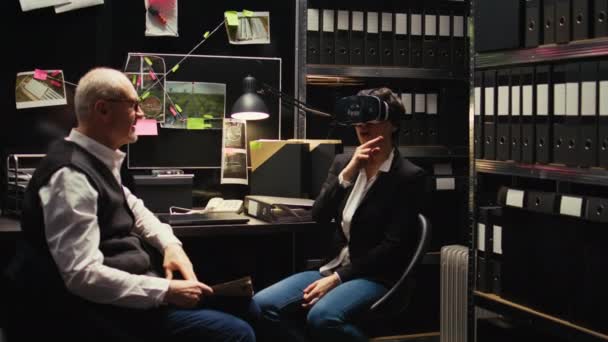 Policial Reencenar Cena Crime Com Óculos Usando Realidade Virtual Headset — Vídeo de Stock