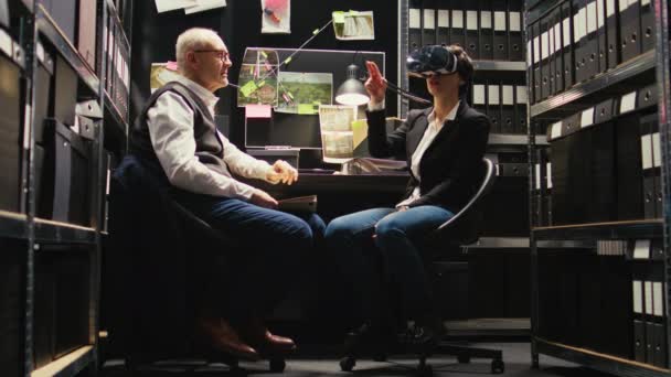 Policejní Agent Reprodukovat Zločin Virtuální Realitou Interaktivní Vidění Pomocí Sluchátka — Stock video