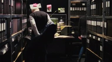Polis memurları gizli polis belgelerini ve kayıtlarını kullanarak soruşturma yürütüyorlar. Suç davasını çözmek için ajanla takım çalışması yapan deneyimli bir müfettiş, istihbarat topluyor..