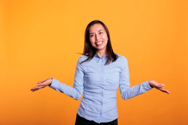 Filipinli kadının soruma cevap verirken tereddütlü ve kendine güvensiz olması şüpheli. Kafası karışık ve budala model omuzlarını silkiyor. Stüdyoda sarı arka plan üzerinde belirsiz bir ifade var.