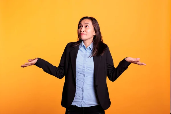 Confused Woman Shrugging Shoulders Studio Doing Dont Know Sign Having — Stock Photo, Image