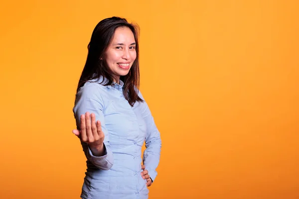 Pozitivní Veselá Filipínská Žena Mně Přišla Pokynula Prstem Aby Pózovala — Stock fotografie
