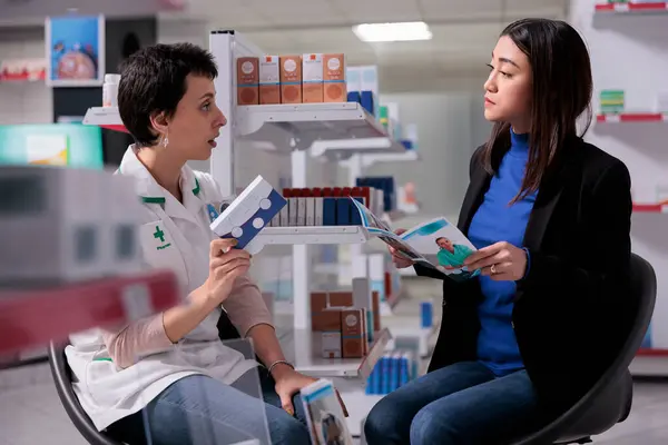 Eczacı Genç Müşteri Eczanede Vitaminler Kadın Sağlığı Hakkında Konuşuyor Beslenme — Stok fotoğraf